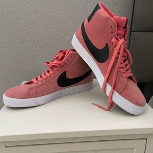 NEW NEVER BEEN WORN Nike sneakers!